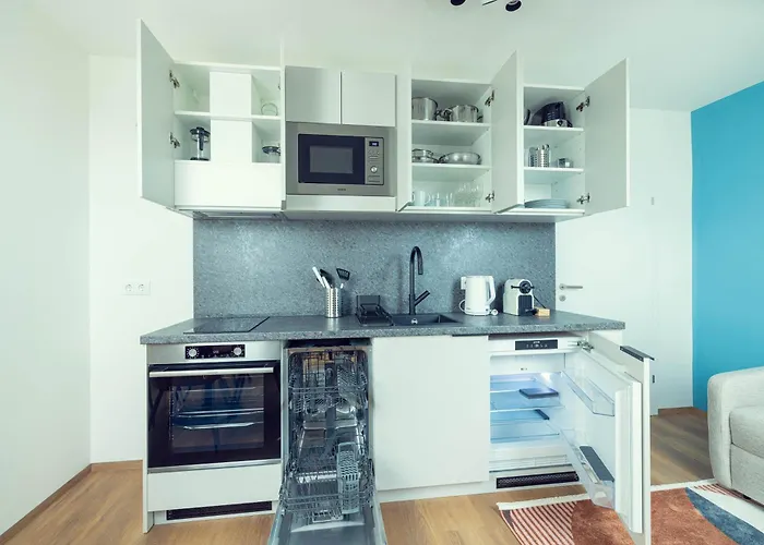 Leonart Living 61 公寓 *